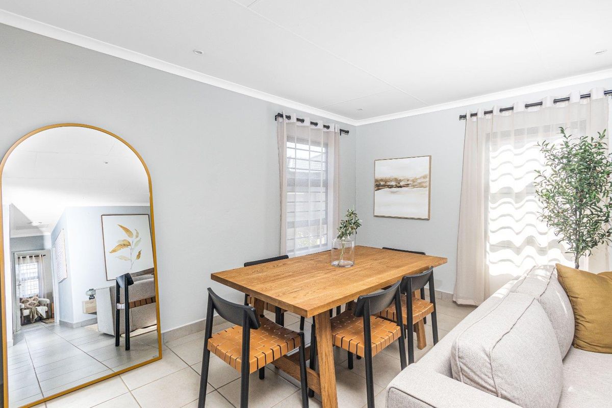 Beautiful 3 bedrooms house for sell in a 24-hours Security Estate! - Photo 5
