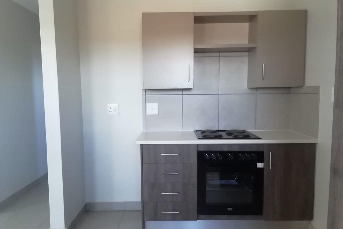 Brand-new 2 bedrooms house with 2 out side rooms for sell in Protea Glen (Soweto)! - Photo 2