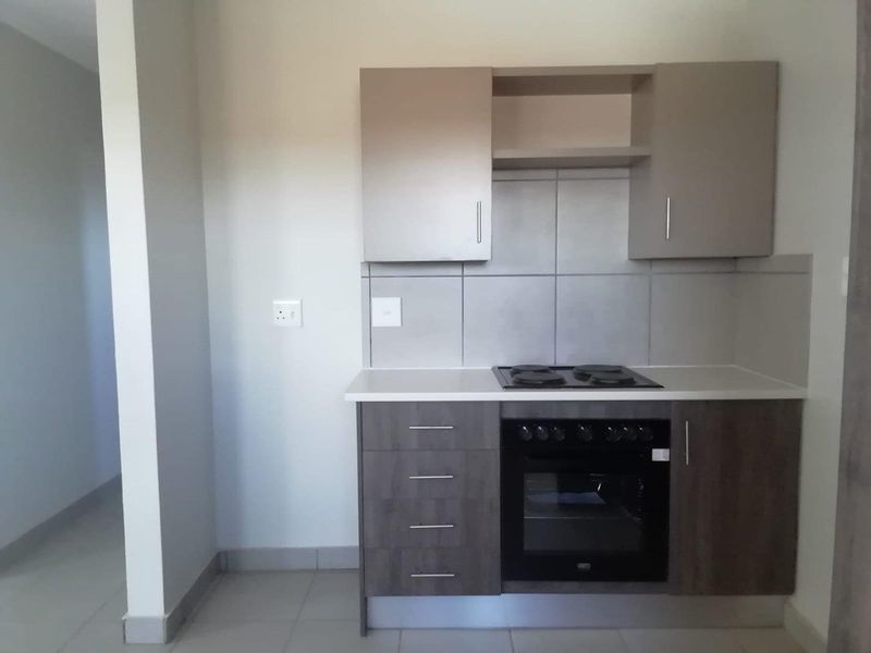 Brand-new 2 bedrooms house with 2 out side rooms for sell in Protea Glen (Soweto)! - Photo 2