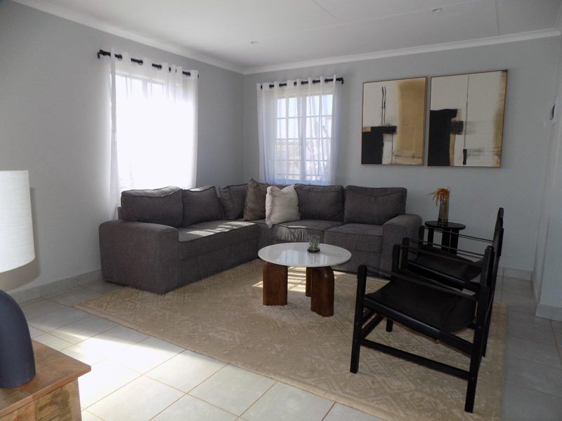 Brand-new 2 bedrooms house with 2 out side rooms for sell in Protea Glen (Soweto)! - Photo 5