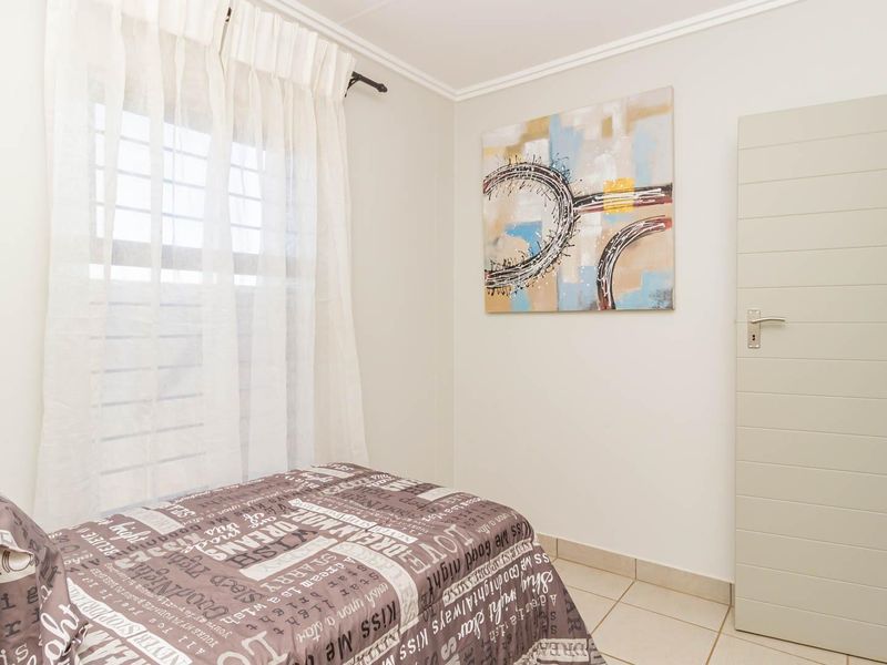 Brand-new 2 bedrooms house with 2 out side rooms for sell in Protea Glen (Soweto)! - Photo 10