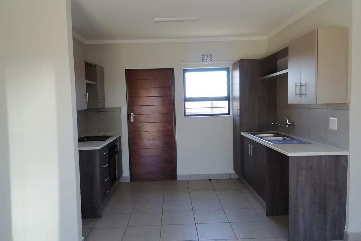 Brand-new 2 bedrooms house with 2 out side rooms for sell in Protea Glen (Soweto)! - Photo 3