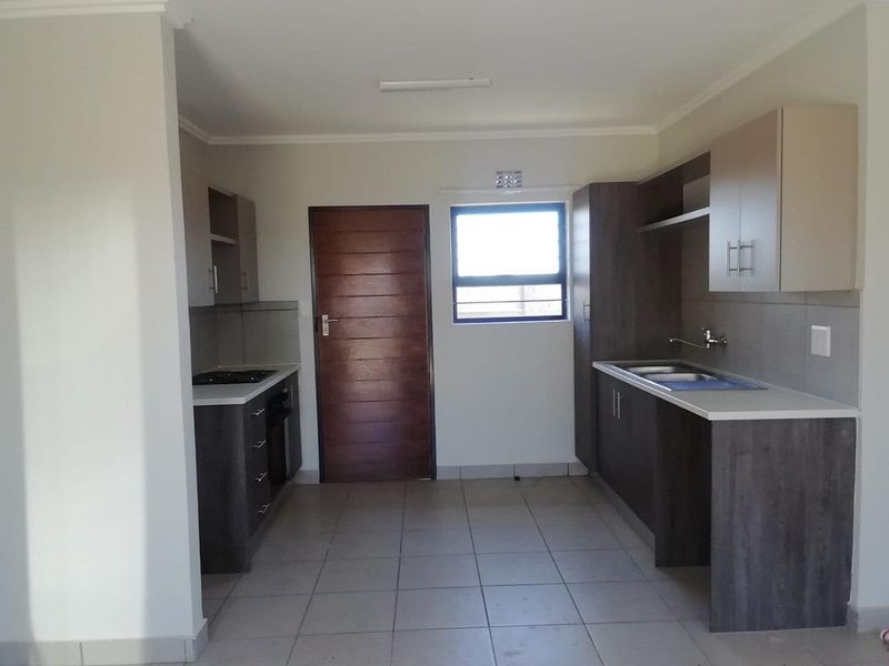 Brand-new 2 bedrooms house with 2 out side rooms for sell in Protea Glen (Soweto)! - Photo 3
