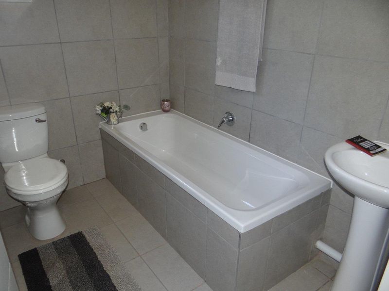 Brand-new 2 bedrooms house with 2 out side rooms for sell in Protea Glen (Soweto)! - Photo 6