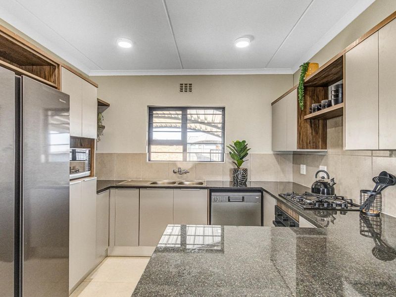 Lovely 4 bedrooms house for sell in Sky City Security Estate! - Photo 2