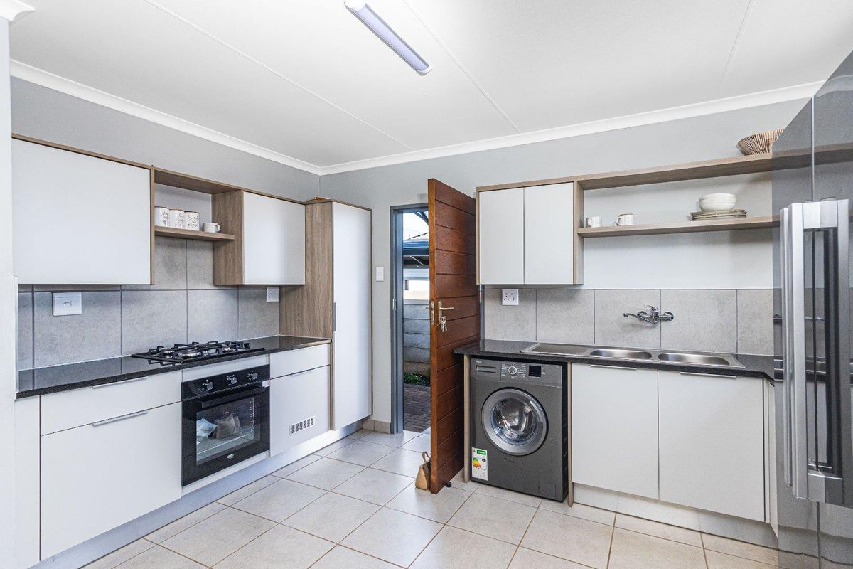 Beautiful 3 bedrooms house for sell in Sky City Security Estate! - Photo 3