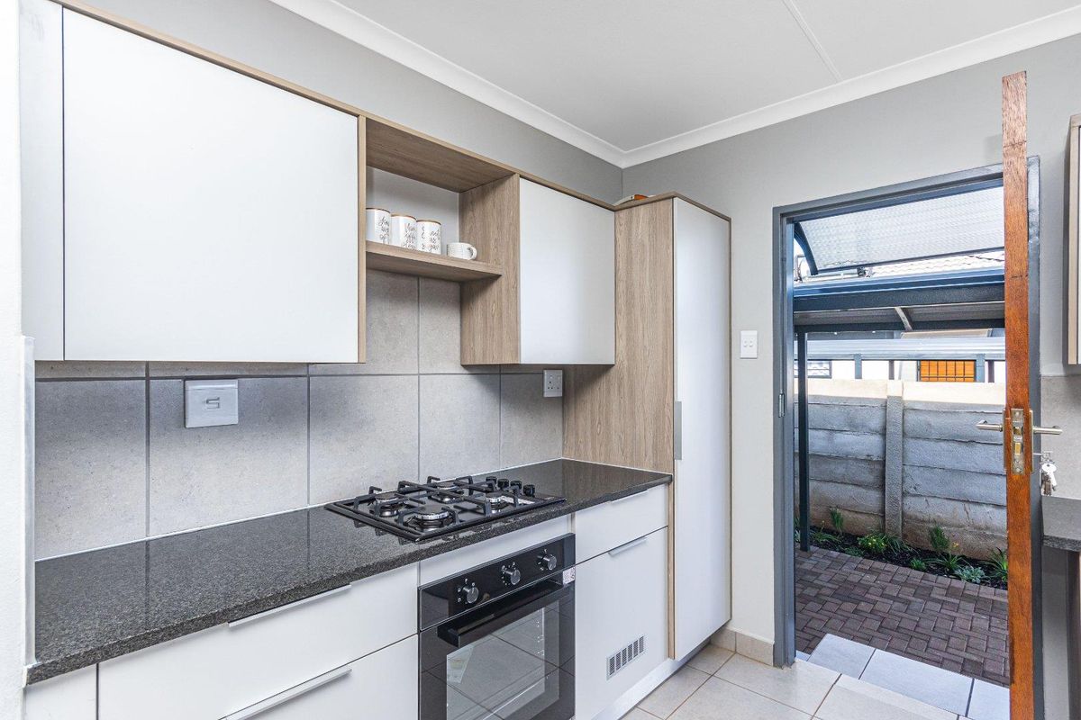 Beautiful 3 bedrooms house for sell in Sky City Security Estate! - Photo 2