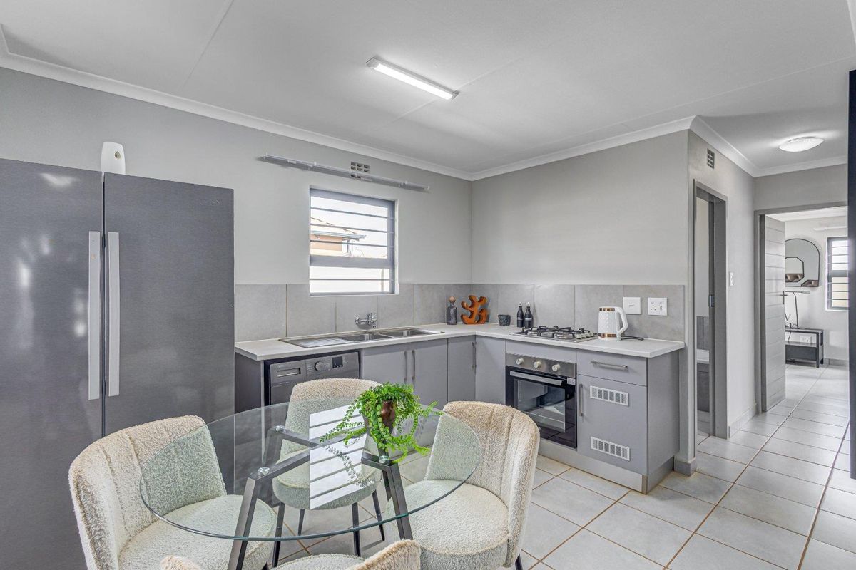 Brand-new Spacious 3 bedrooms house for sell in Protea Glen Security Estate! - Photo 2