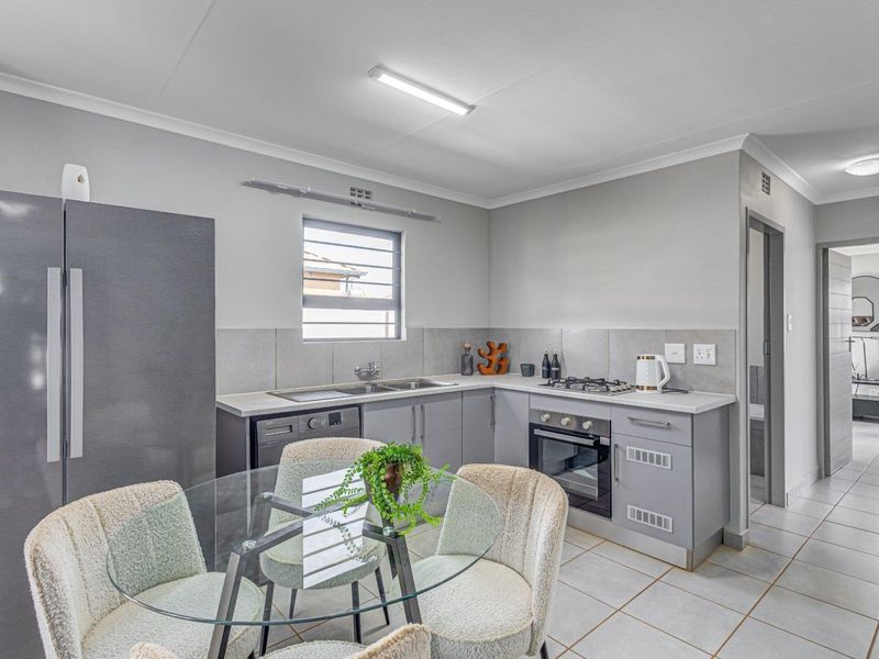 Brand-new Spacious 3 bedrooms house for sell in Protea Glen Security Estate! - Photo 2