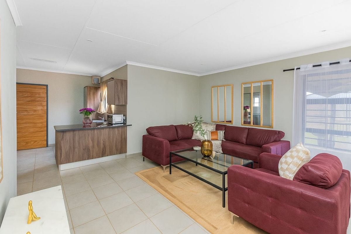 Brand-new Spacious 3 bedrooms house for sell in Protea Glen Security Estate! - Photo 3