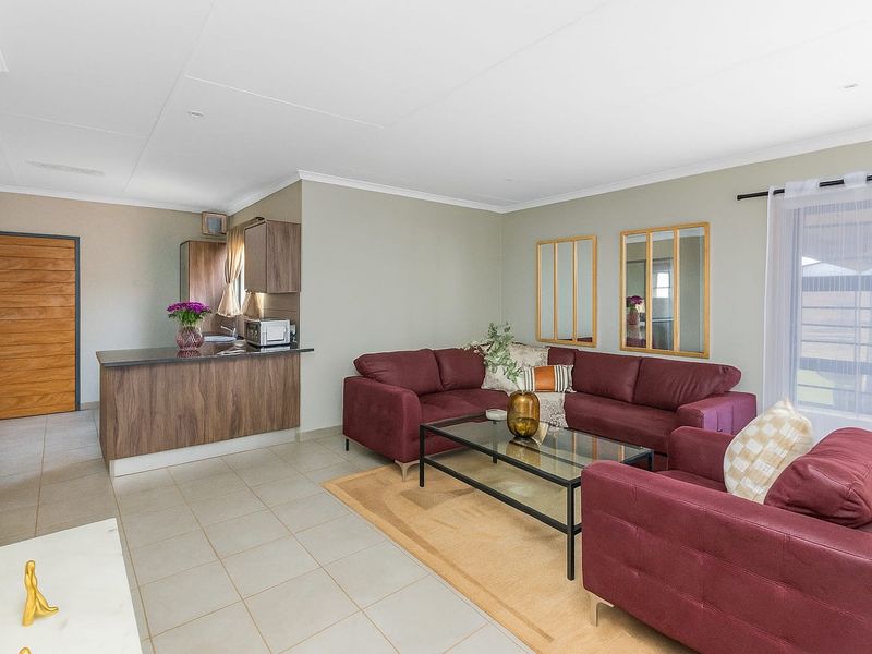 Brand-new Spacious 3 bedrooms house for sell in Protea Glen Security Estate! - Photo 3