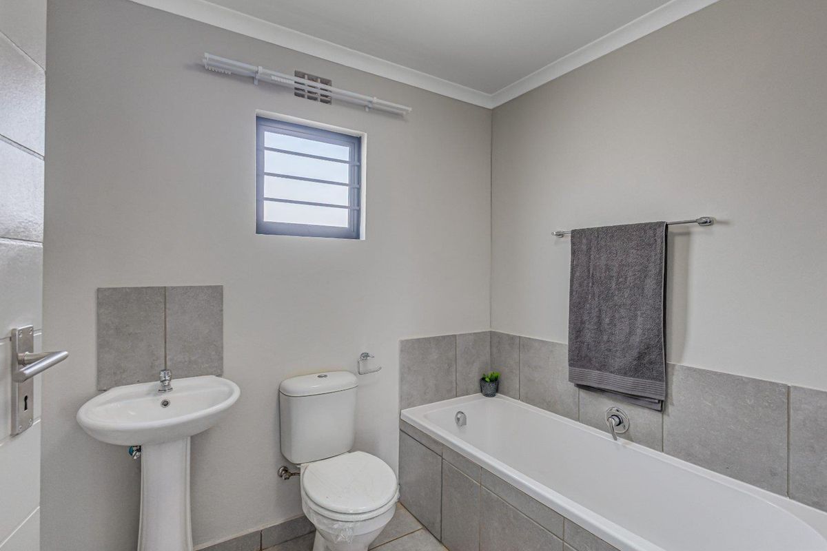 Beautiful 2 bedrooms house for sell in Protea Glen Security Estate! - Photo 3