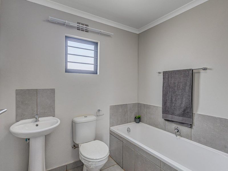 Beautiful 2 bedrooms house for sell in Protea Glen Security Estate! - Photo 3