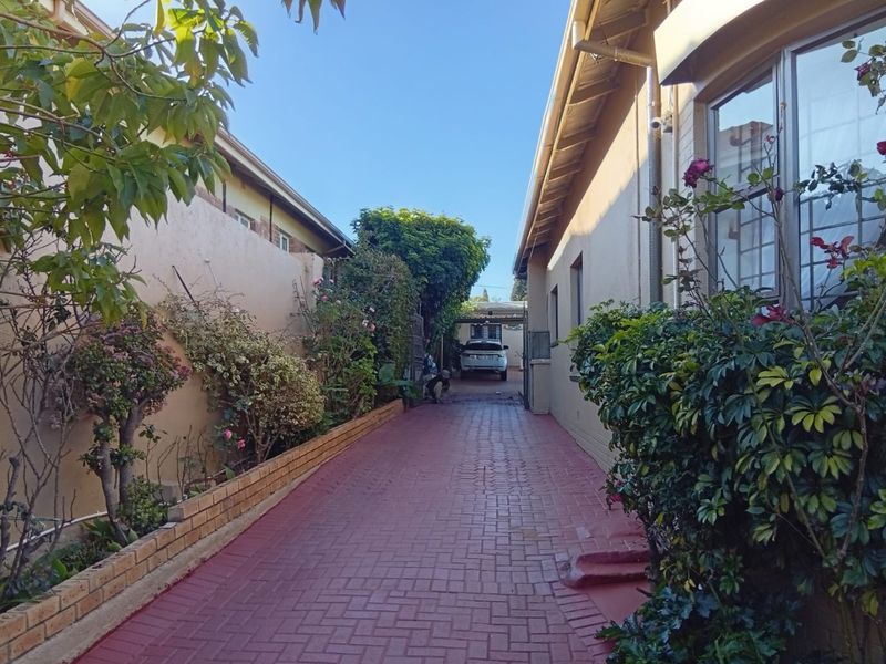 Exceptional Investment Property with Two Income-Generating Cottages in Orange Grove - Photo 8