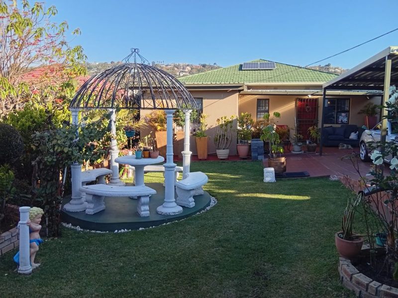 Exceptional Investment Property with Two Income-Generating Cottages in Orange Grove - Photo 2