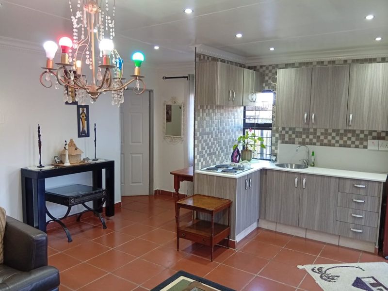 Exceptional Investment Property with Two Income-Generating Cottages in Orange Grove - Photo 4