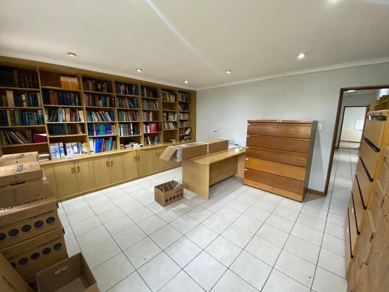 Versatile Medical or Professional Opportunity. - Photo 10