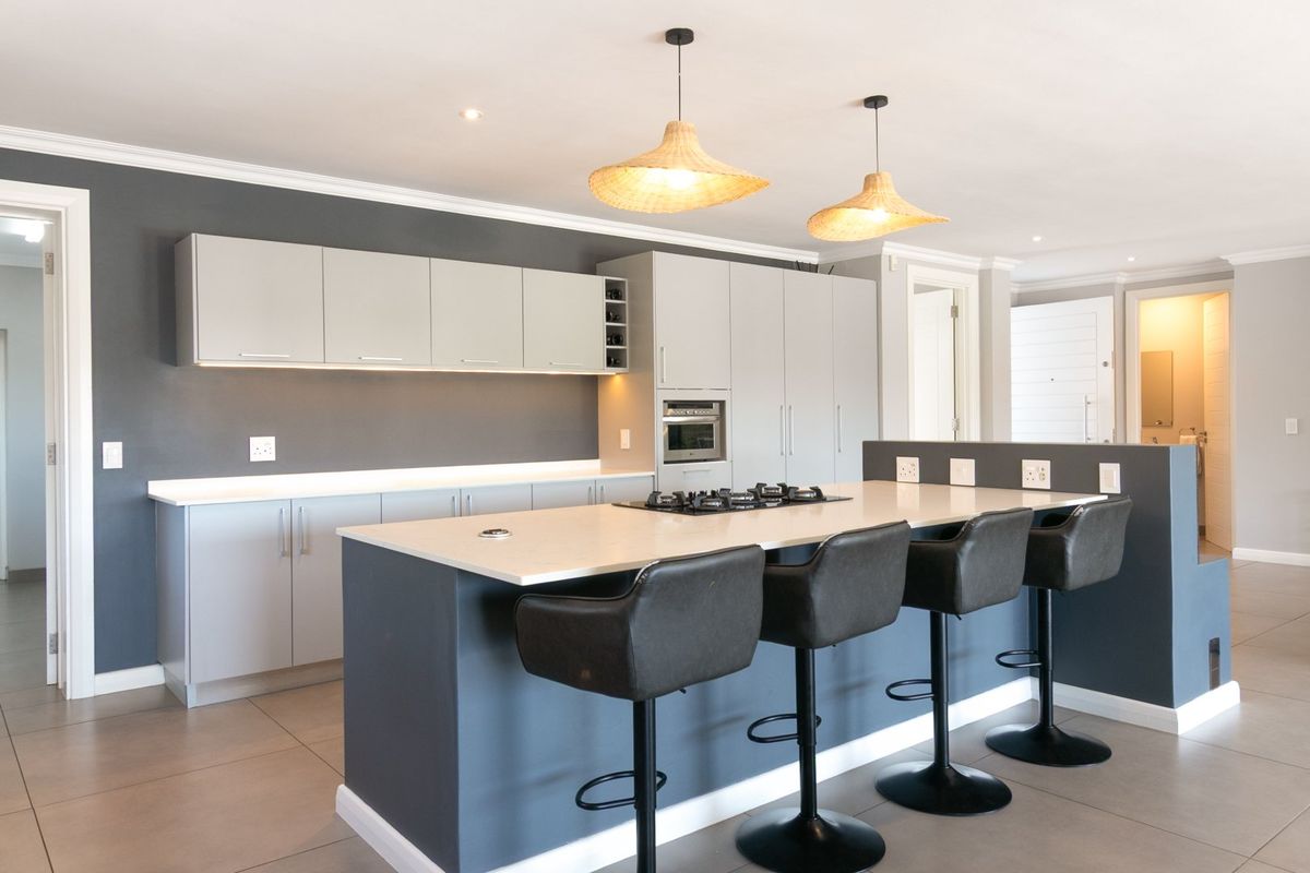 Lagoon-Front Luxury Living in Kingfisher Creek — Panoramic Views, Contemporary Design - Photo 5