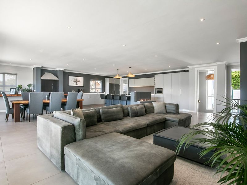 Lagoon-Front Luxury Living in Kingfisher Creek — Panoramic Views, Contemporary Design - Photo 6