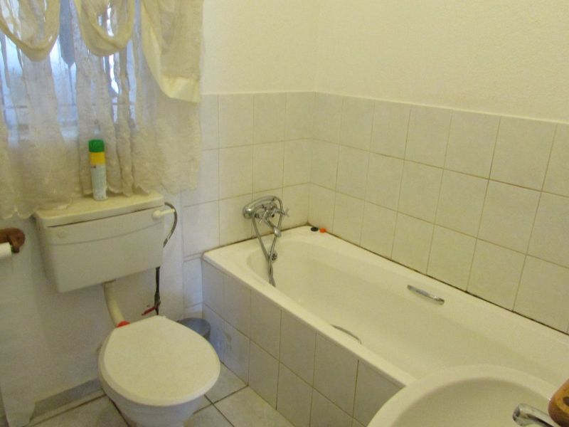 Neat 3 bedroom home in good area - Photo 8