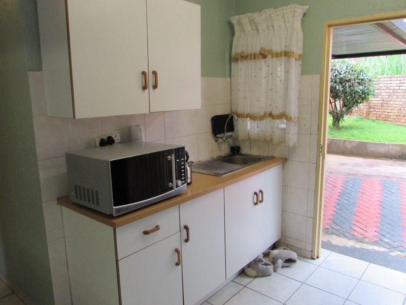 Neat 3 bedroom home in good area - Photo 6