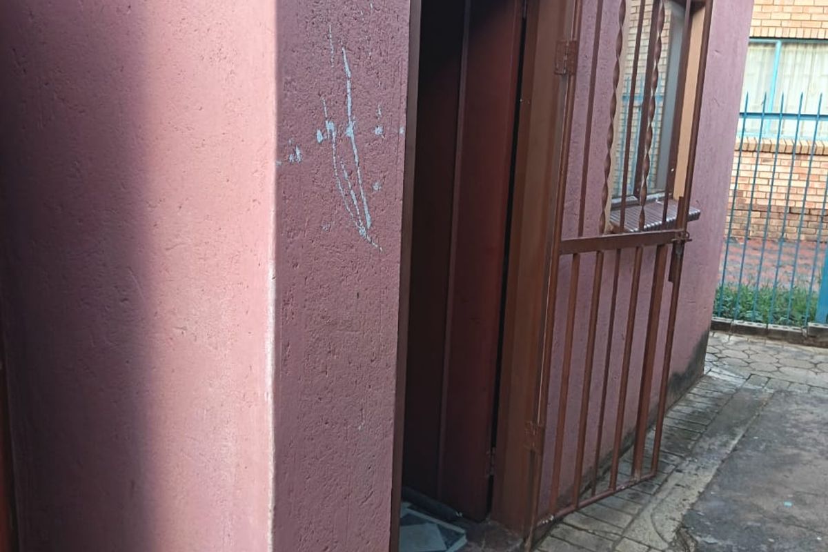 2 bedroom and 1 outside extra room  - Photo 5