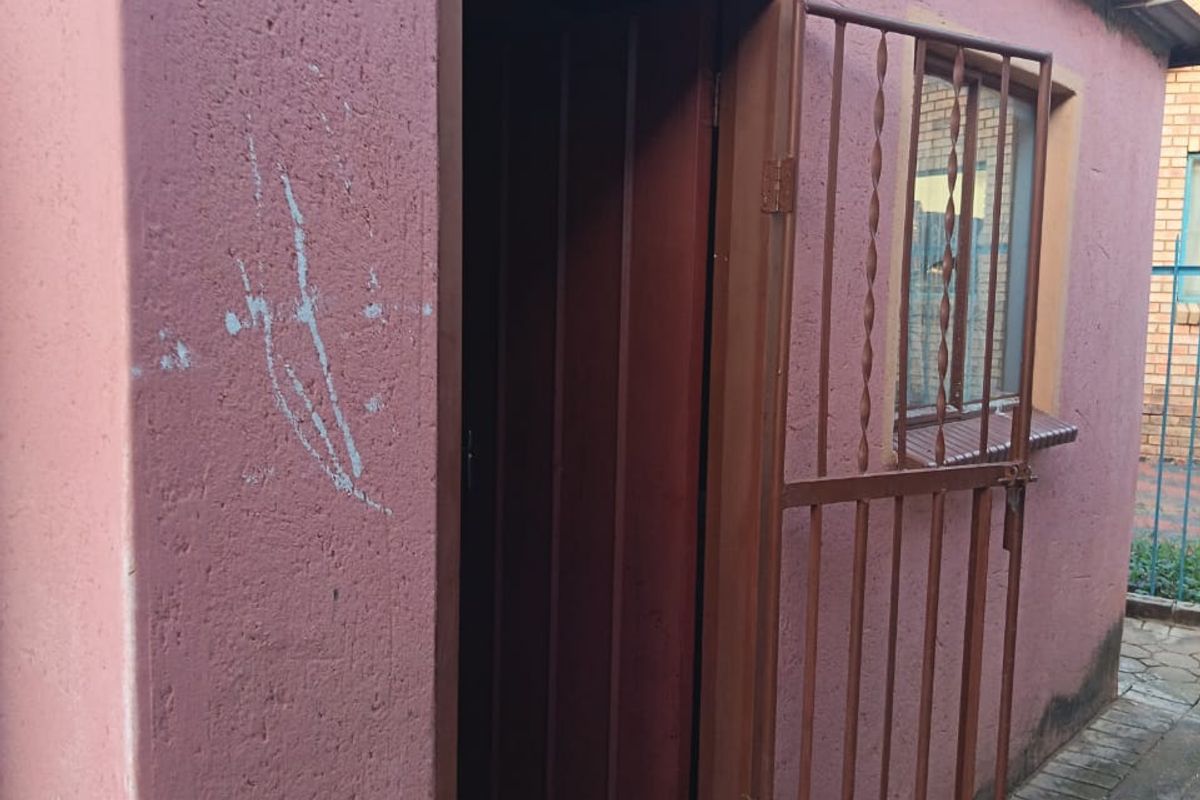 2 bedroom and 1 outside extra room  - Photo 4