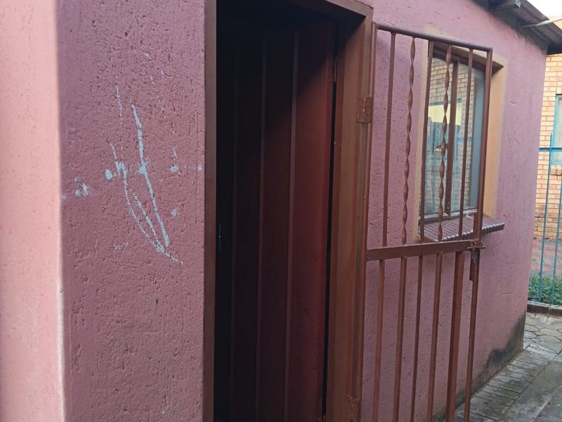 2 bedroom and 1 outside extra room  - Photo 4