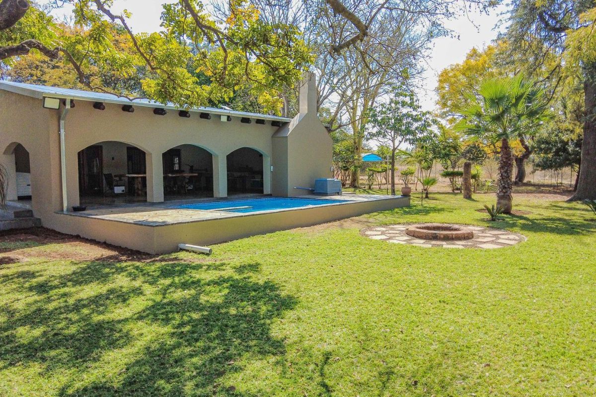 Country charm meets poolside living - Photo 3