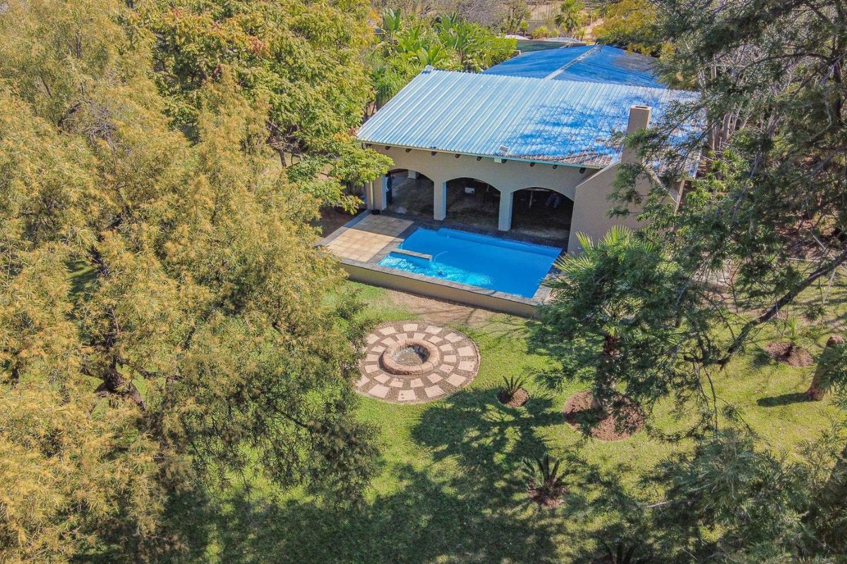 Country charm meets poolside living - Photo 4