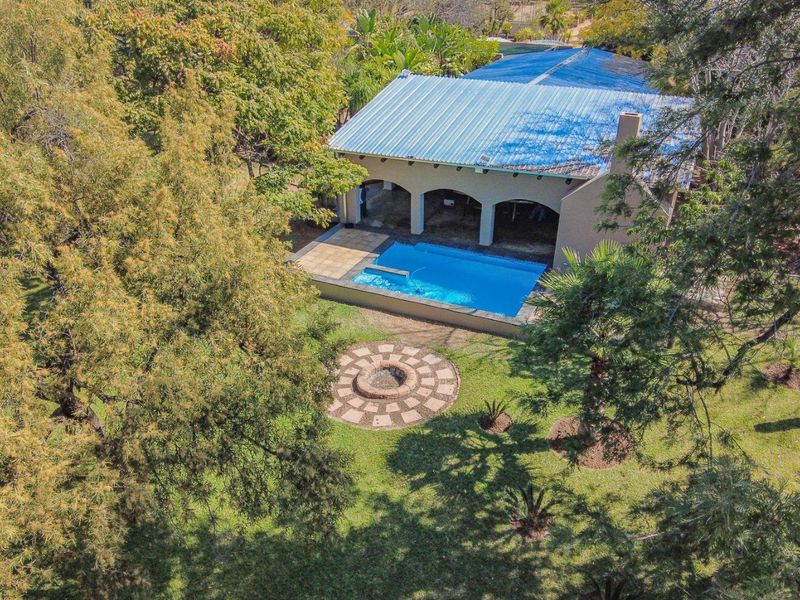 Country charm meets poolside living - Photo 4