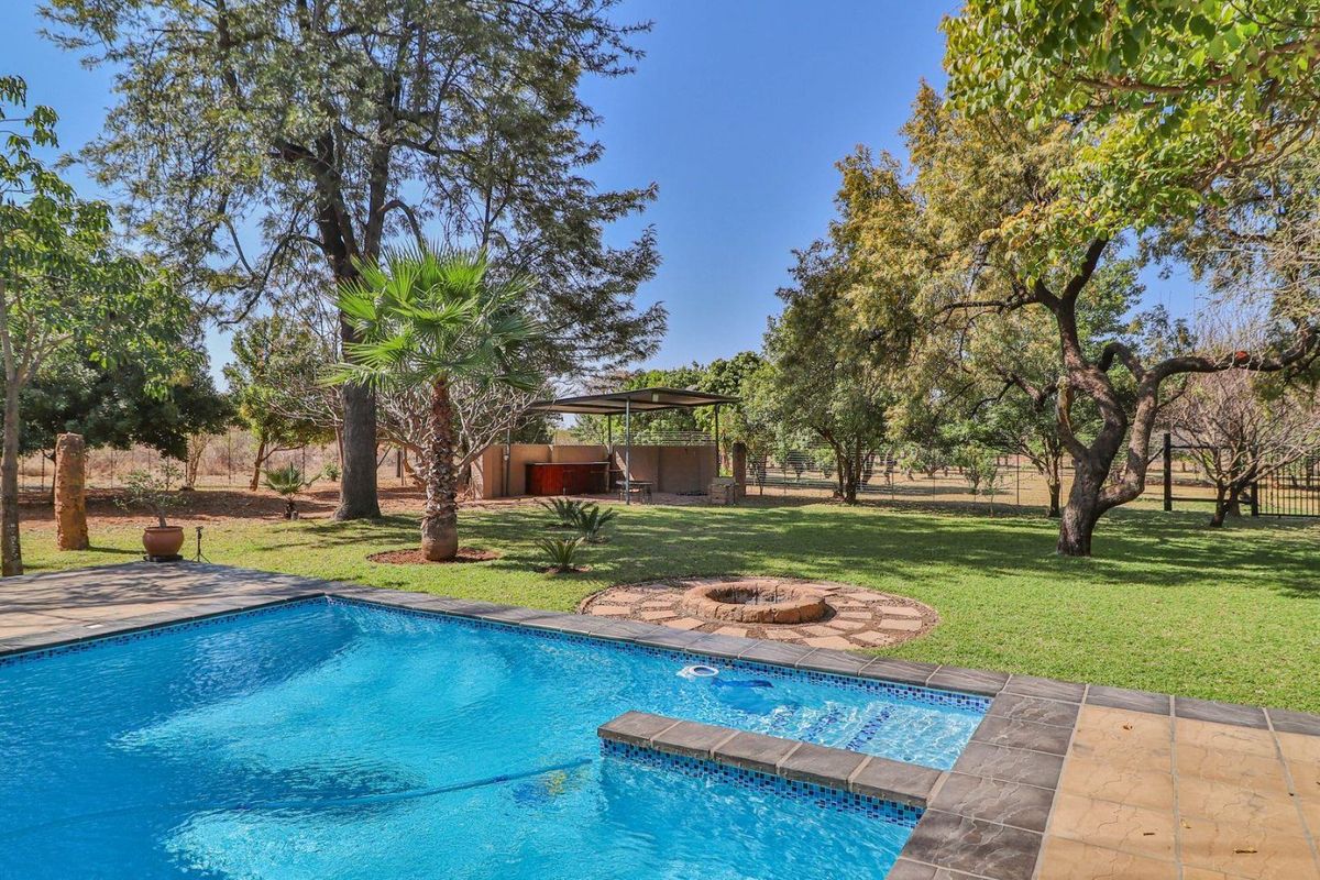 Country charm meets poolside living - Photo 2