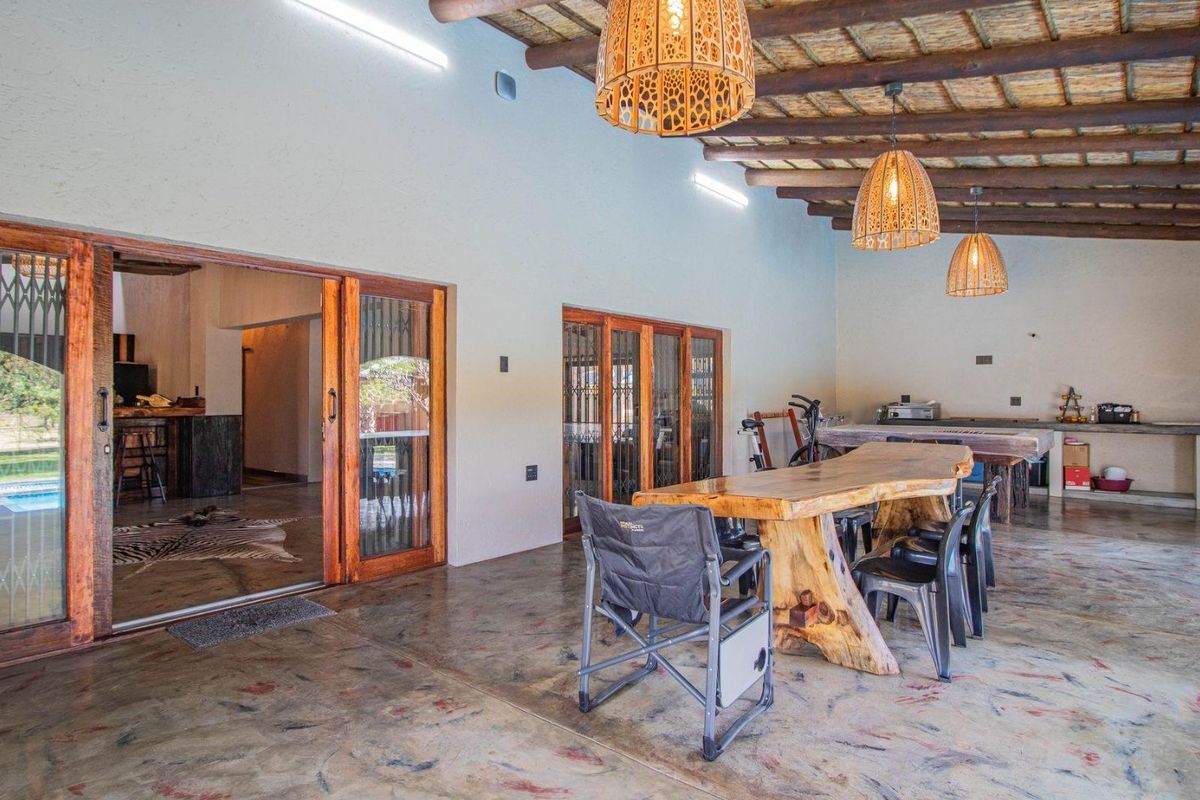 Country charm meets poolside living - Photo 5