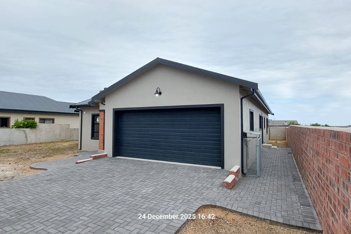 3 Bedroom Modern Family Home in Fast-Growing Fountains Estate - Photo 2