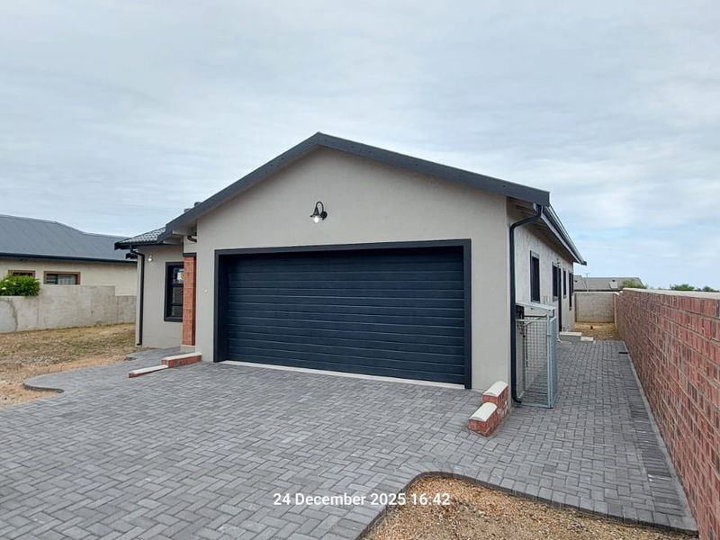 3 Bedroom Modern Family Home in Fast-Growing Fountains Estate - Photo 2