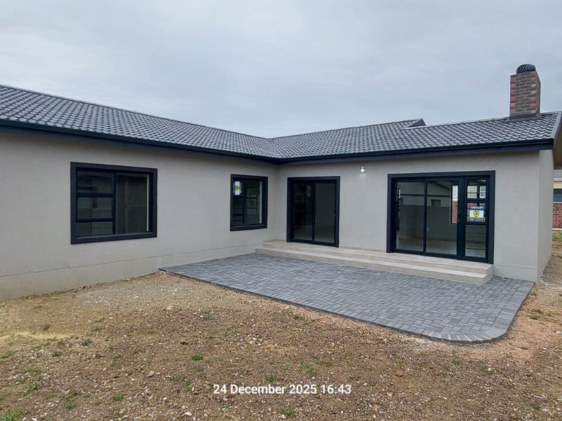 3 Bedroom Modern Family Home in Fast-Growing Fountains Estate - Photo 3