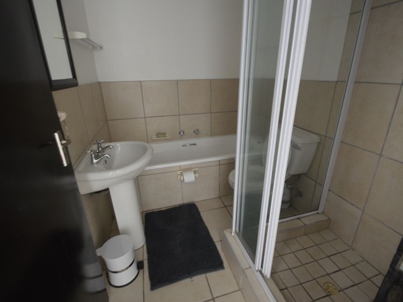 2 Bedroom ground floor unit in a secure complex - Photo 8