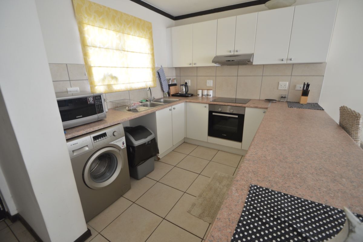 2 Bedroom ground floor unit in a secure complex - Photo 3