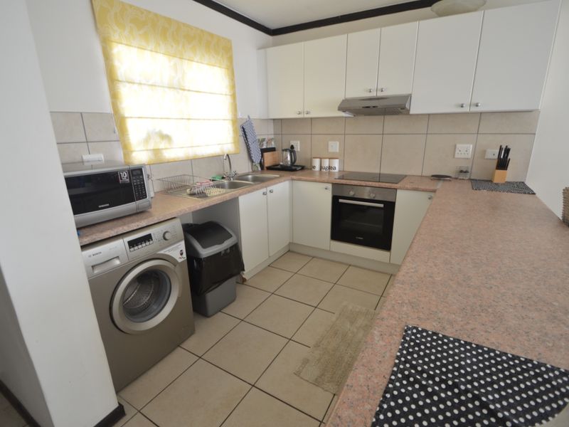 2 Bedroom ground floor unit in a secure complex - Photo 3