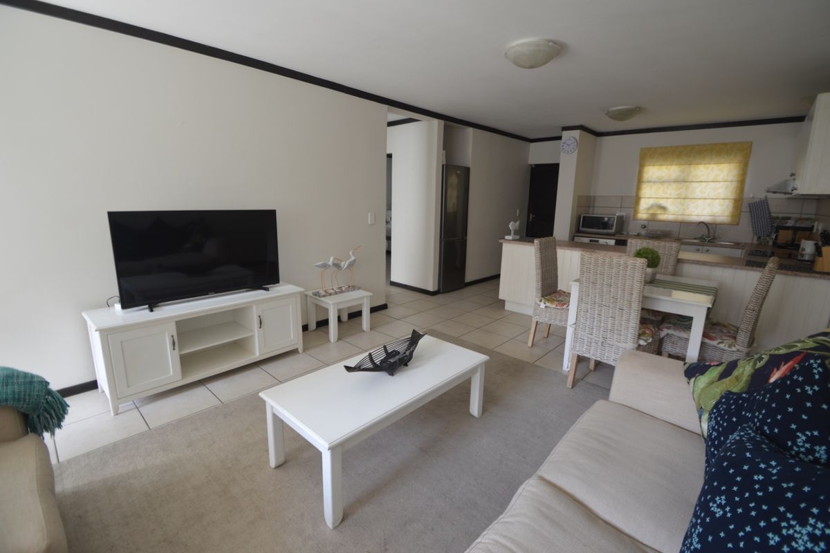 2 Bedroom ground floor unit in a secure complex - Photo 2