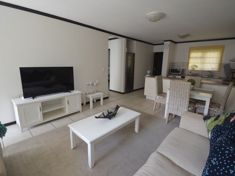 2 Bedroom ground floor unit in a secure complex - Photo 2