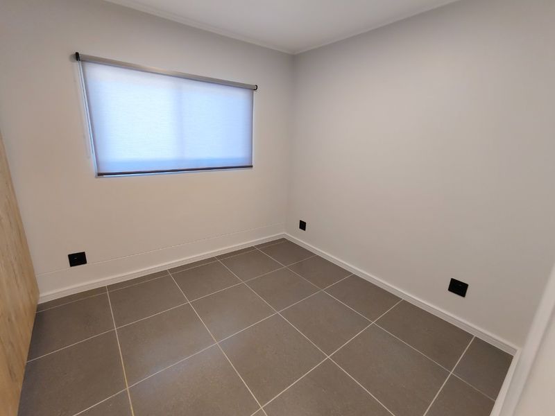 Stylish two bedroom ground floor apartment with garden and views over the Stellenbosch mountains - Photo 7