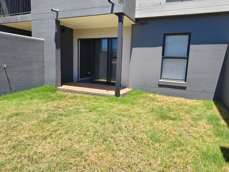 Stylish two bedroom ground floor apartment with garden and views over the Stellenbosch mountains - Photo 5