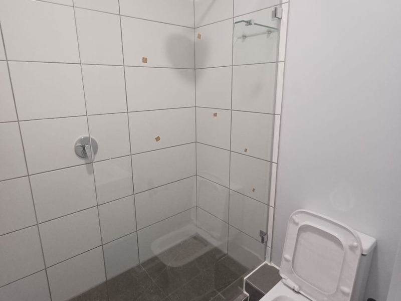 Stylish two bedroom ground floor apartment with garden and views over the Stellenbosch mountains - Photo 6