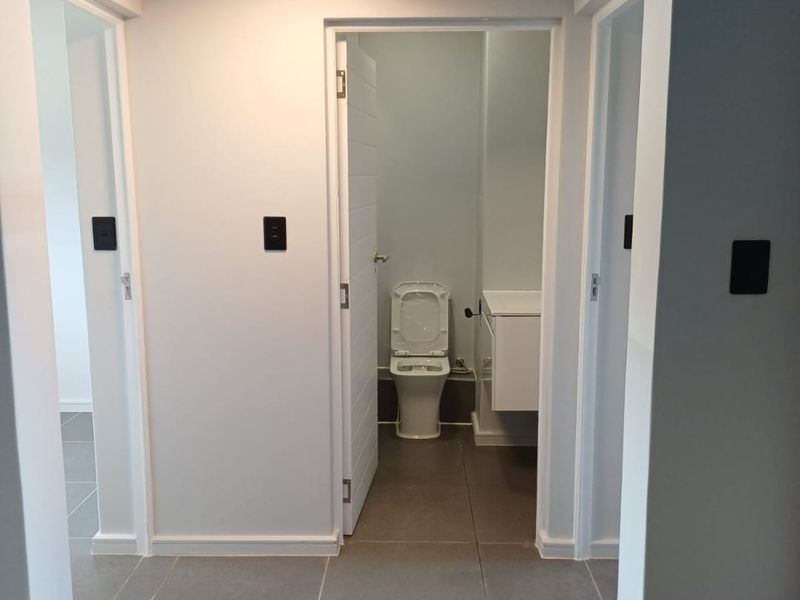 Stylish two bedroom ground floor apartment with garden and views over the Stellenbosch mountains - Photo 9