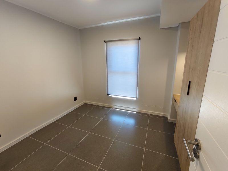 Stylish two bedroom ground floor apartment with garden and views over the Stellenbosch mountains - Photo 8