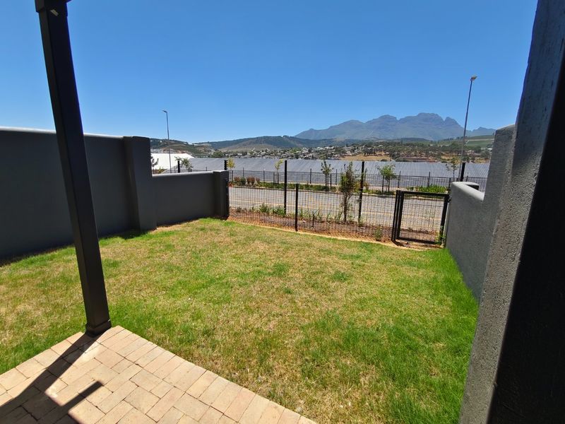 Stylish two bedroom ground floor apartment with garden and views over the Stellenbosch mountains - Photo 5