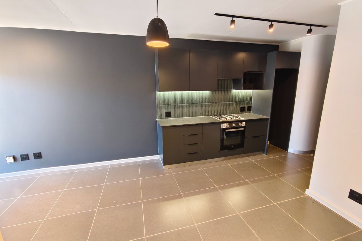 Stylish two bedroom ground floor apartment with garden and views over the Stellenbosch mountains - Photo 3