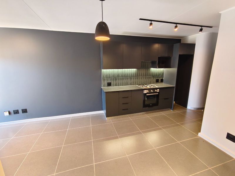 Stylish two bedroom ground floor apartment with garden and views over the Stellenbosch mountains - Photo 3