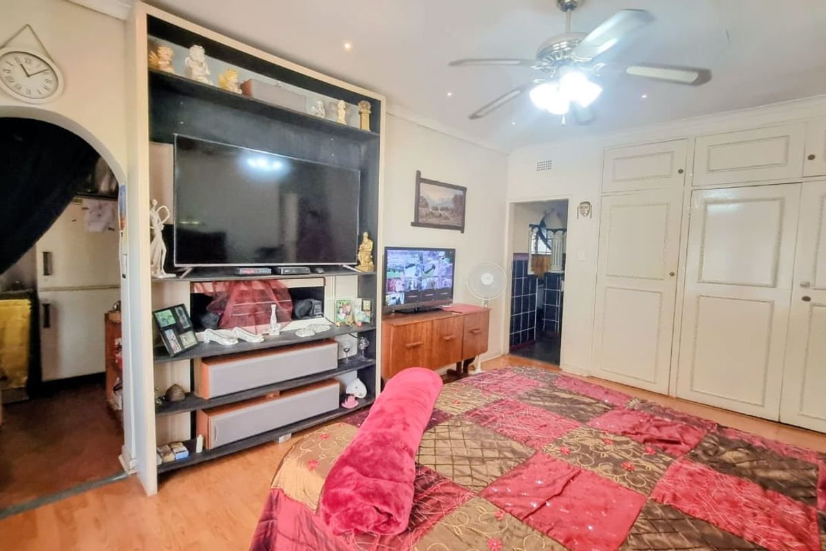 Exquisite 4-Bedroom Home with Endless Amenities and Breathtaking Gardens. - Photo 5